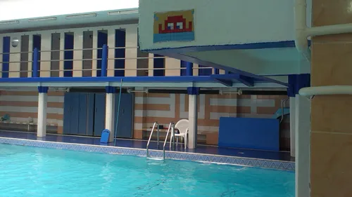 À Paris, le quartier Oberkampf se mobilise pour sauver sa piscine...